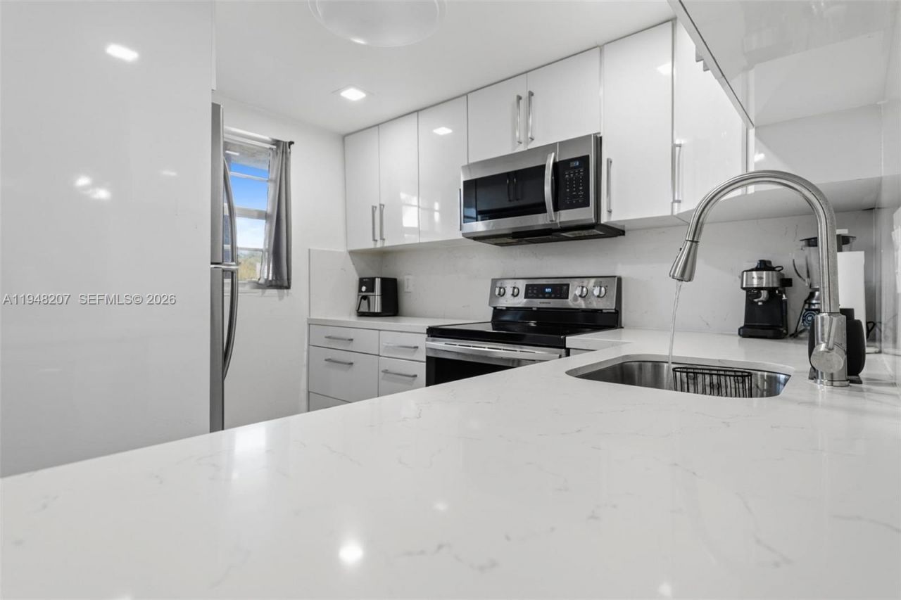 469 N Pine Island Rd, Unit B302, Plantation, FL 33324 Photo