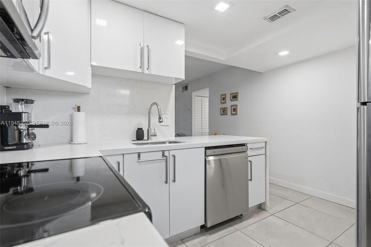 469 N Pine Island Rd, Unit B302, Plantation, FL 33324 Photo