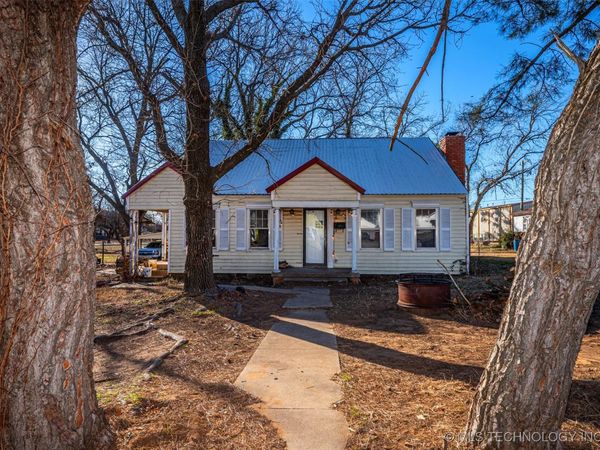 425 E Park Avenue , Waurika, OK 73573