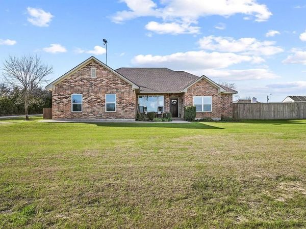 100 BOIS D ARC Circle, Trenton, TX 75490