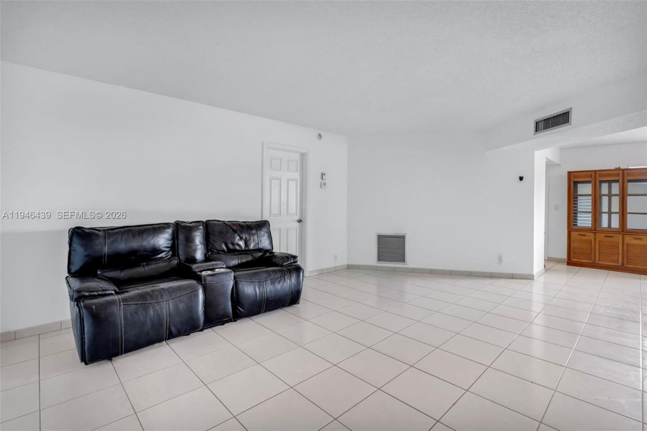3990 NW 42nd Ave, Unit 403, Lauderdale Lakes, FL 33319 Photo