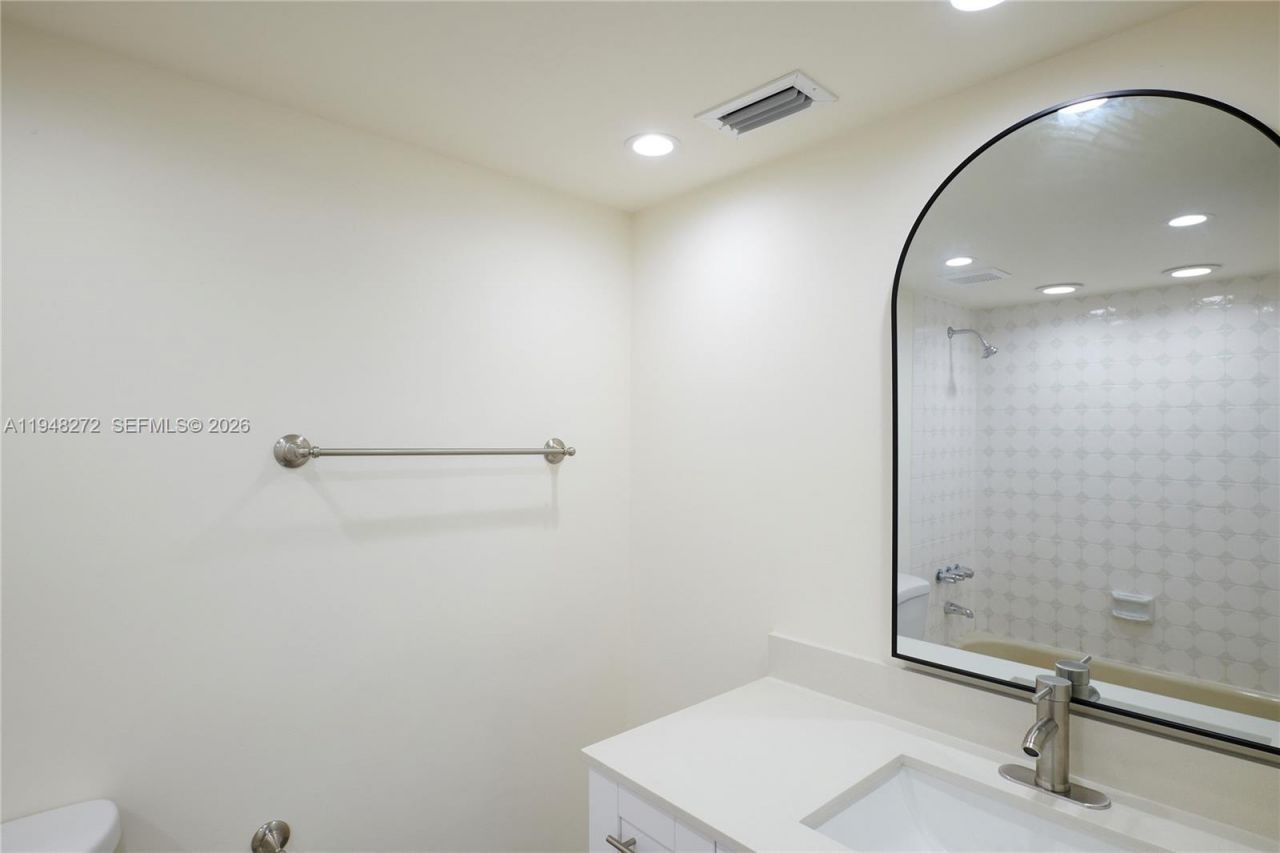 5845 Collins Ave, Unit 304, Miami Beach, FL 33140 Photo