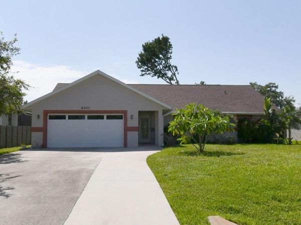 6927 NW Hershy Circle, Port Saint Lucie, FL 34983
