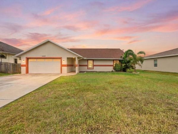 6927 NW Hershy Circle, Port St. Lucie, FL 34983