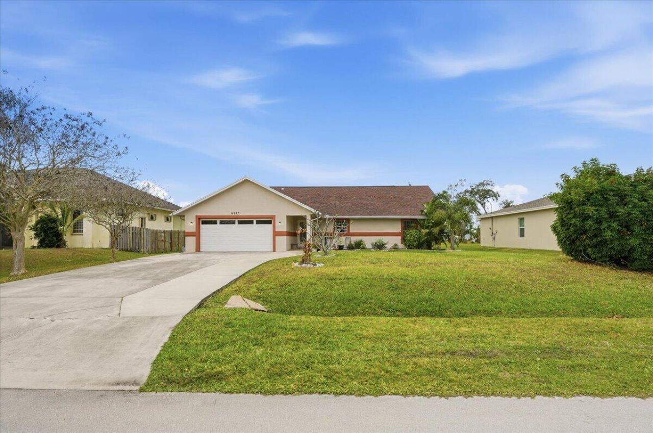 6927 NW Hershy Circle, Port Saint Lucie, FL 34983 Photo