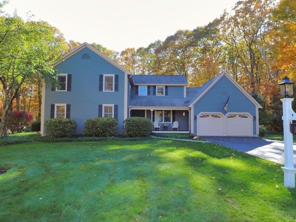 11 Fairway Ln, Medway, MA 02053