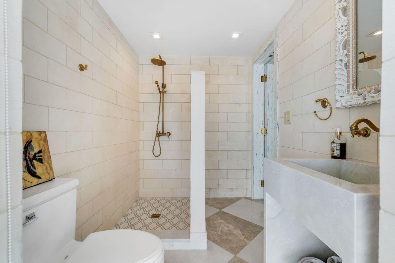 210 W Seaview Circle, Duck Key, FL 33050 Photo