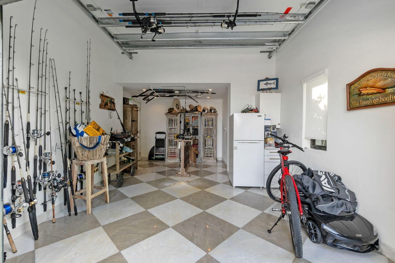 210 W Seaview Circle, Duck Key, FL 33050 Photo