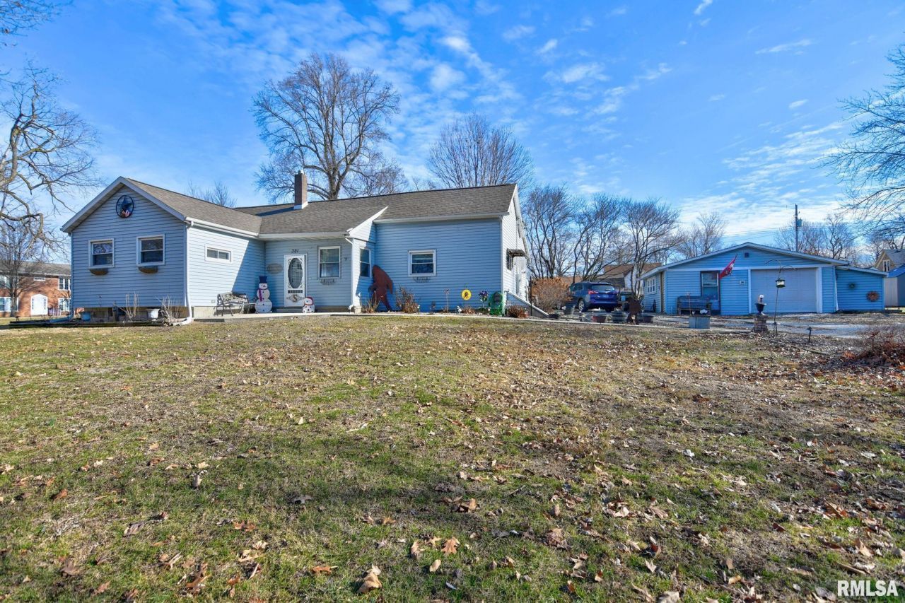 301 S Curtis Street, Edinburg, IL 62531 Main Photo