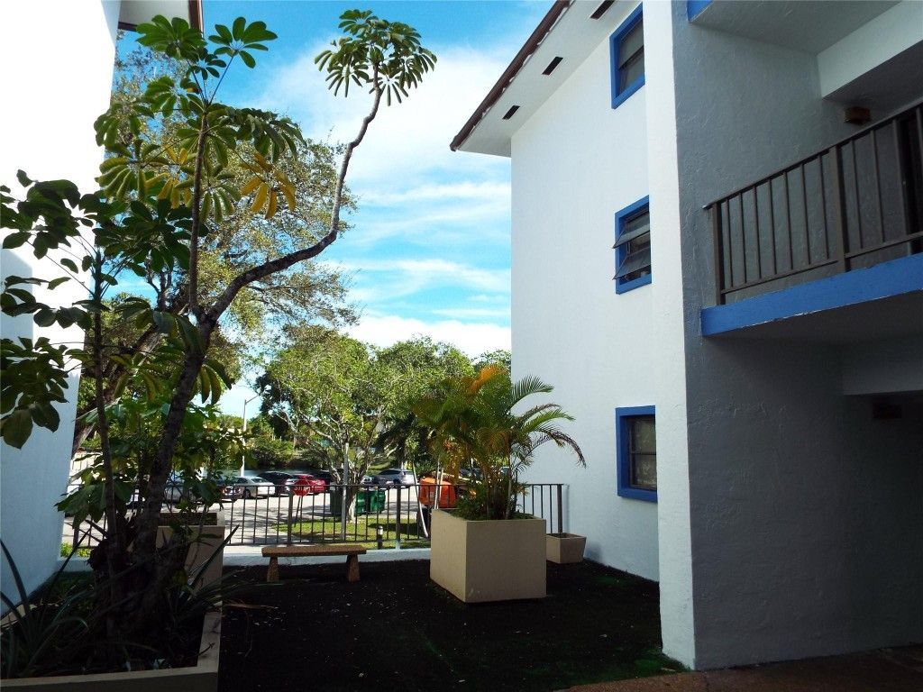 6060 S Falls Circle Drive, Unit 225, Lauderhill, FL 33319 Photo