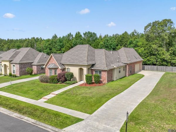 30979 Ridgeway Dr, Walker, LA 70785