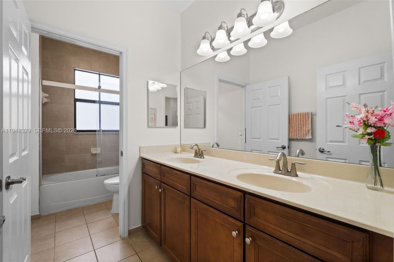 8658 NW 99th Path , Doral, FL 33178 Photo