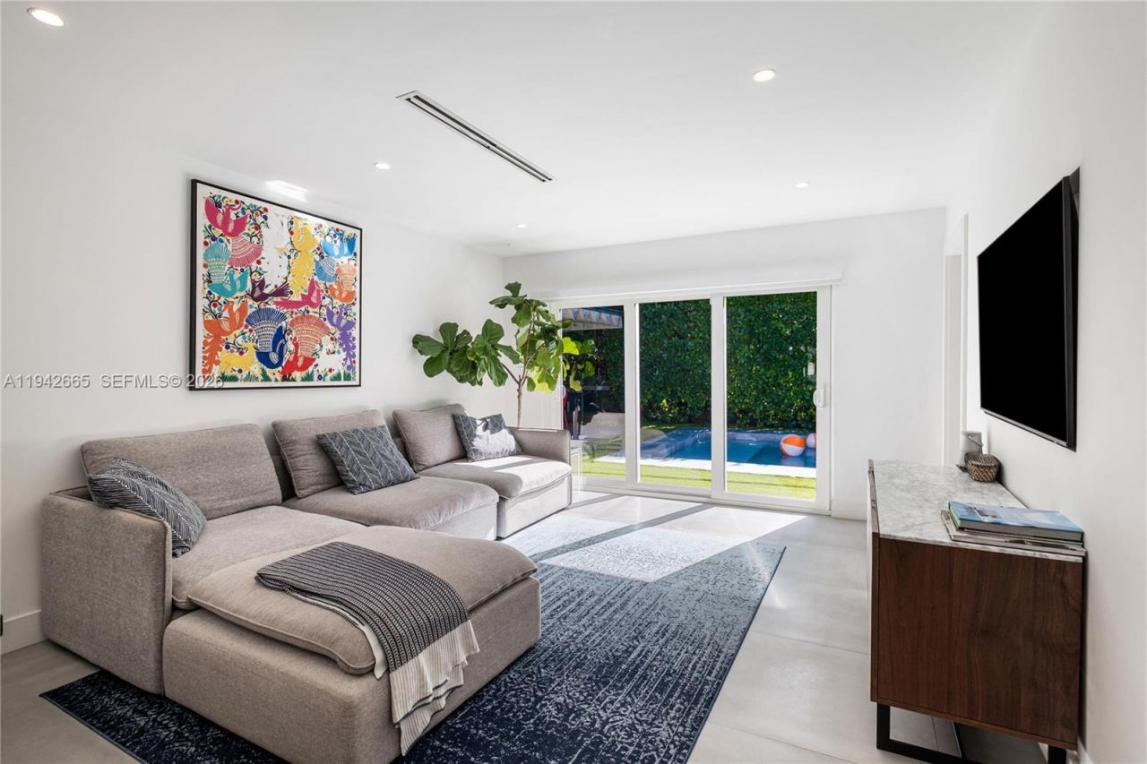 670 NE 58th St, Miami, FL 33137 Photo