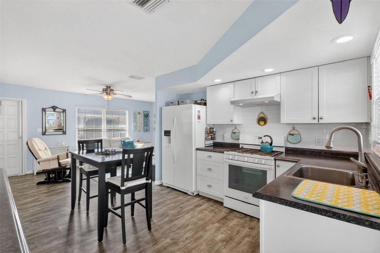 7825 38th Terrace N, Unit 7825, Saint Petersburg, FL 33709 Photo