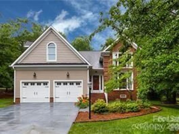 2430 Willowbrook Drive , Matthews, NC 28104