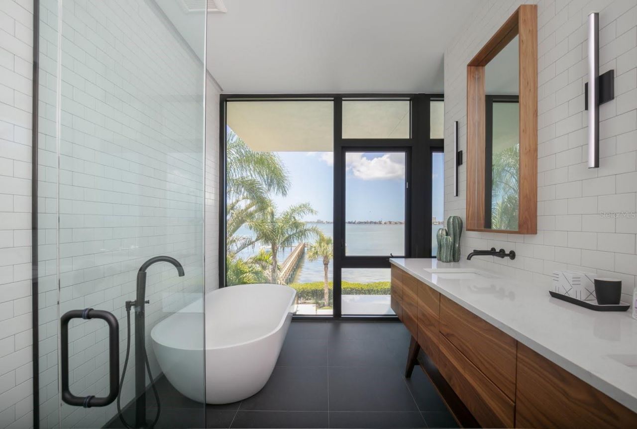 1500 Bayview Drive, Sarasota, FL 34239 Photo