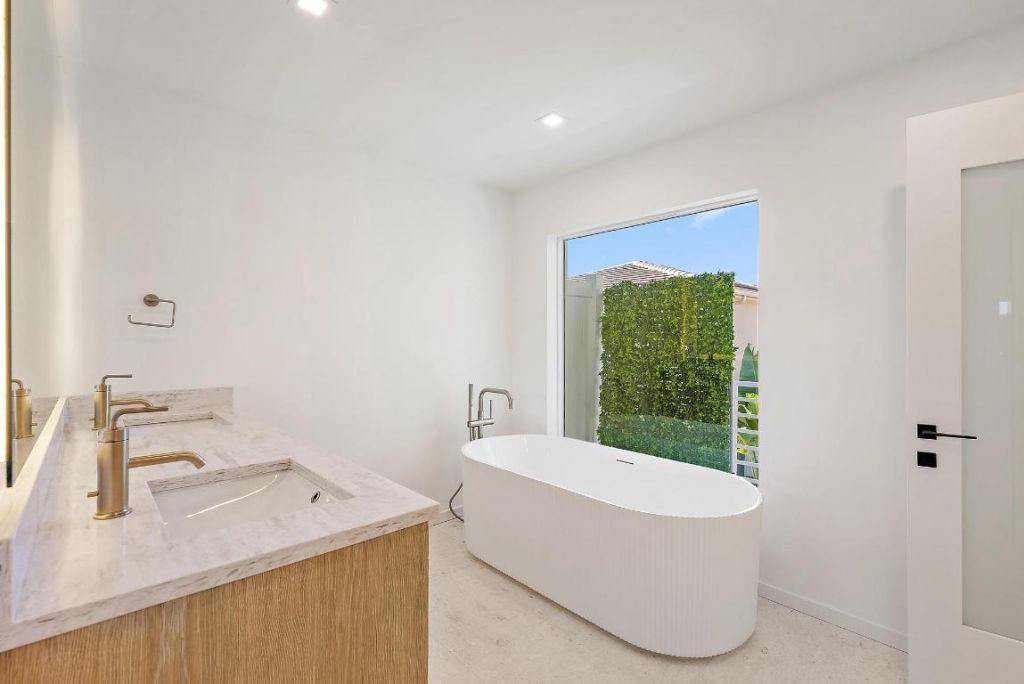 107 Sandal Lane, Unit 2, Palm Beach Shores, FL 33404 Photo