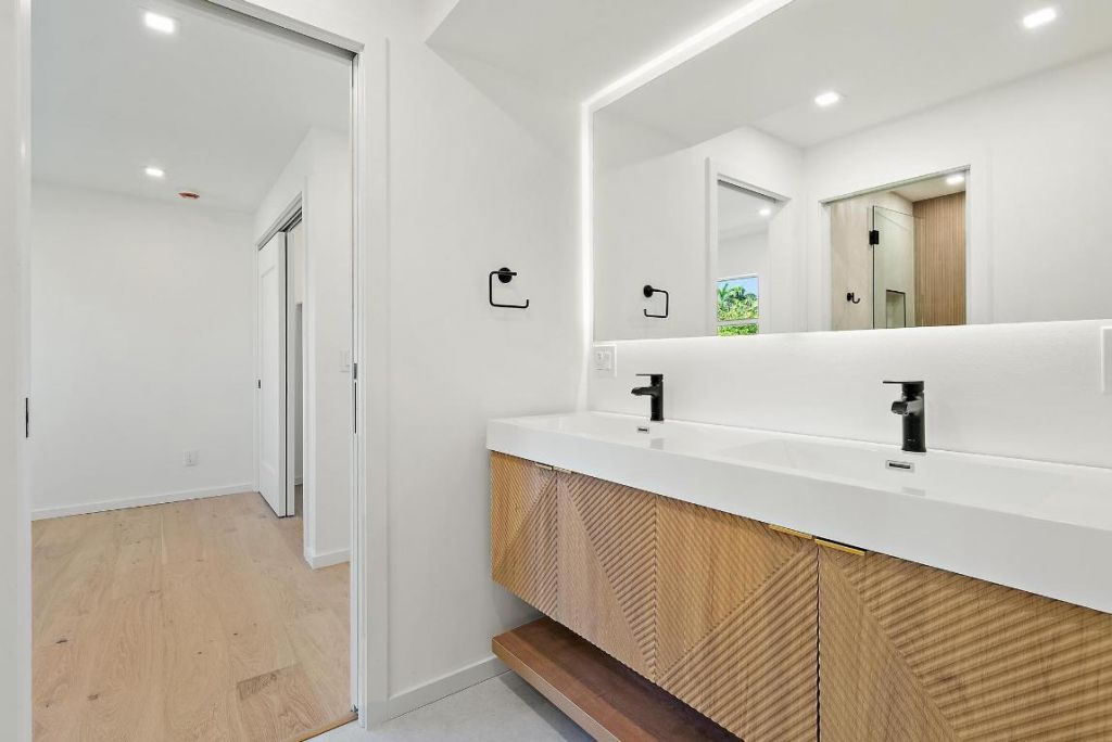 107 Sandal Lane, Unit 2, Palm Beach Shores, FL 33404 Photo