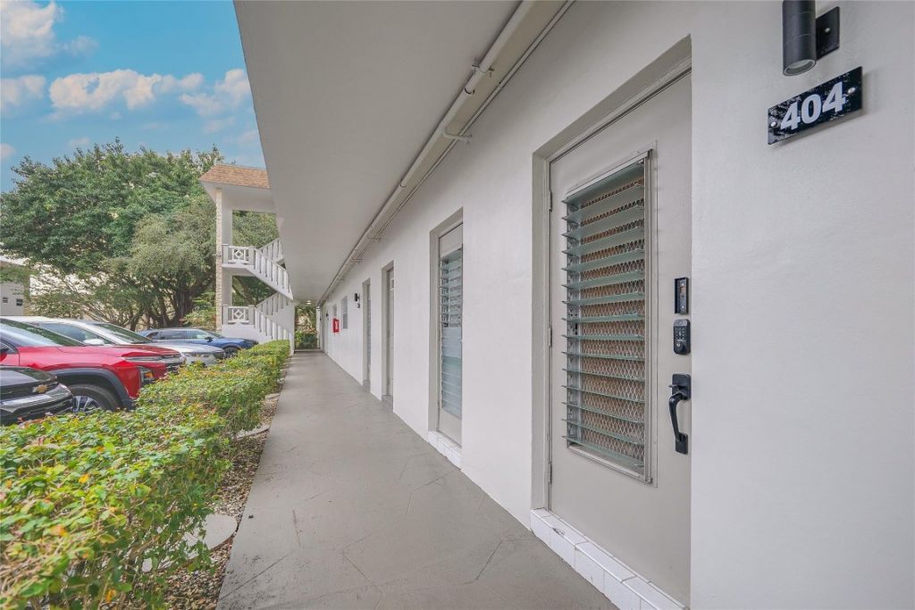 3505 NW 48th Avenue, Unit 404, Lauderdale Lakes, FL 33319 Photo