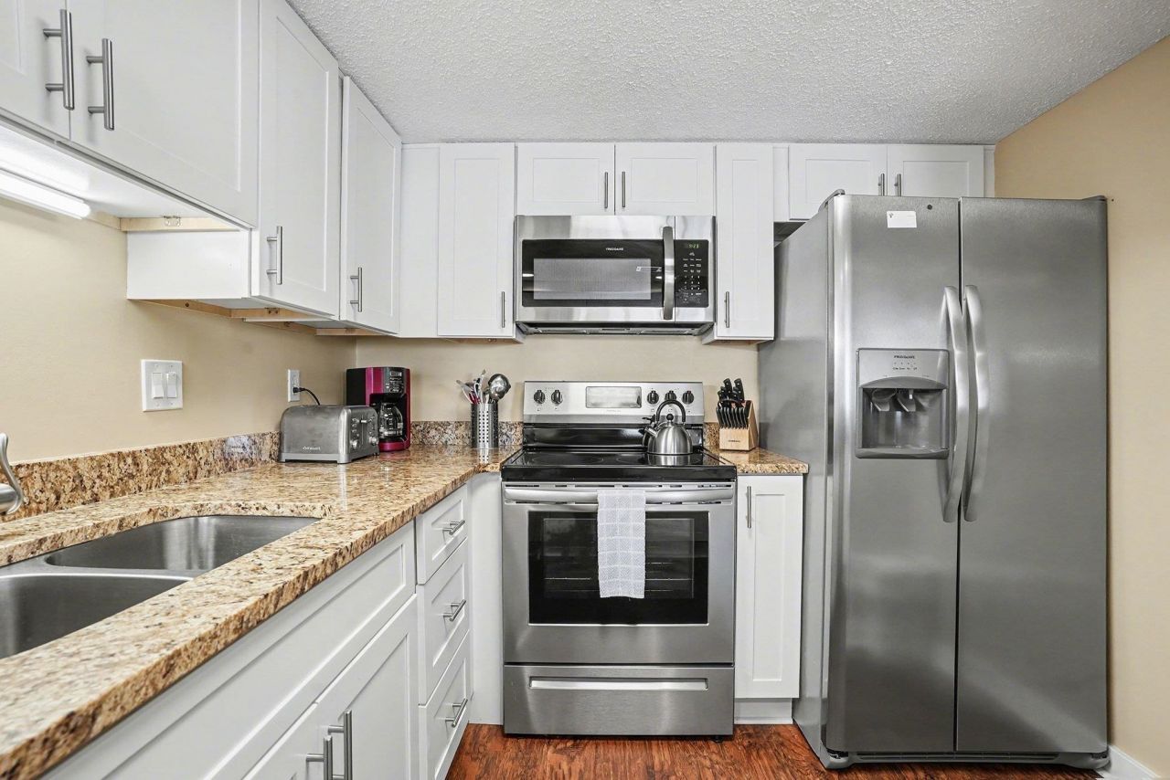 9840 Queensway Blvd. Photo 9