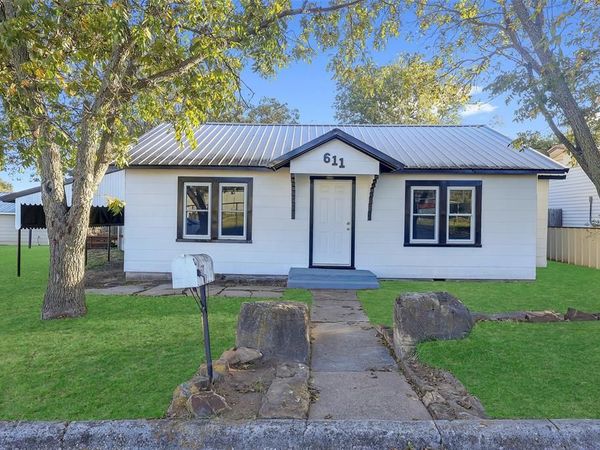 611 W College Street, Jacksboro, TX 76458