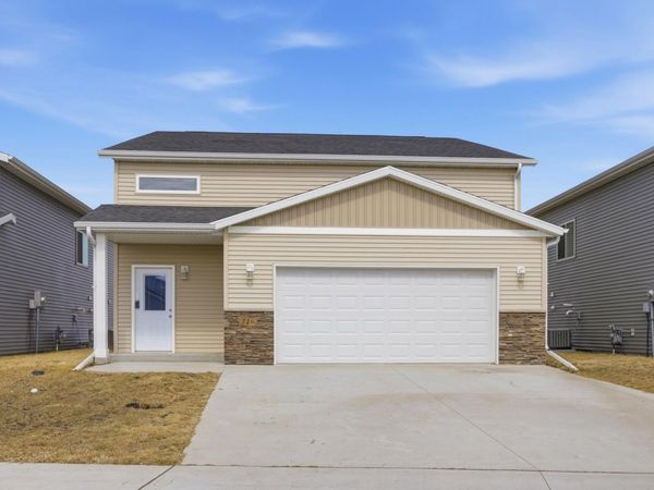 726 Prairie Avenue, Horace, ND 58047