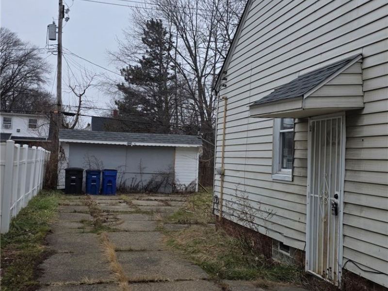 3852 Lee Heights Boulevard, Cleveland, OH 44128 Photo 7