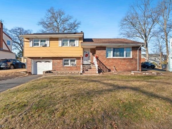 36 N Vivyen St, Bergenfield, NJ 07621