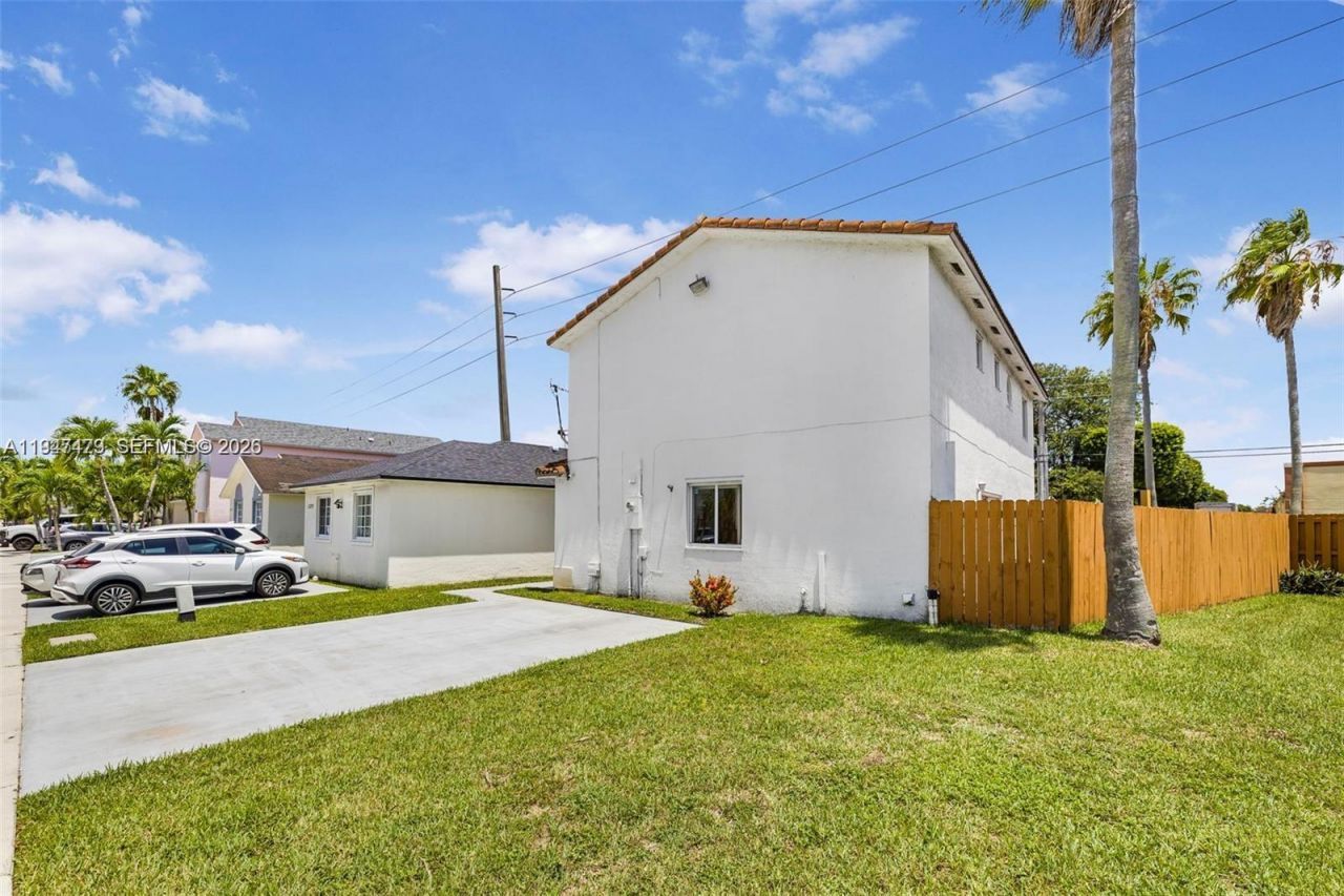 13723 SW 160th Ter, Miami, FL 33177 Photo