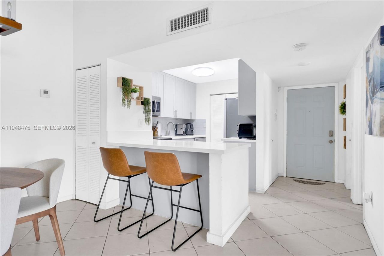 20761 NE 4th Pl, Unit 205, Miami, FL 33179 Photo