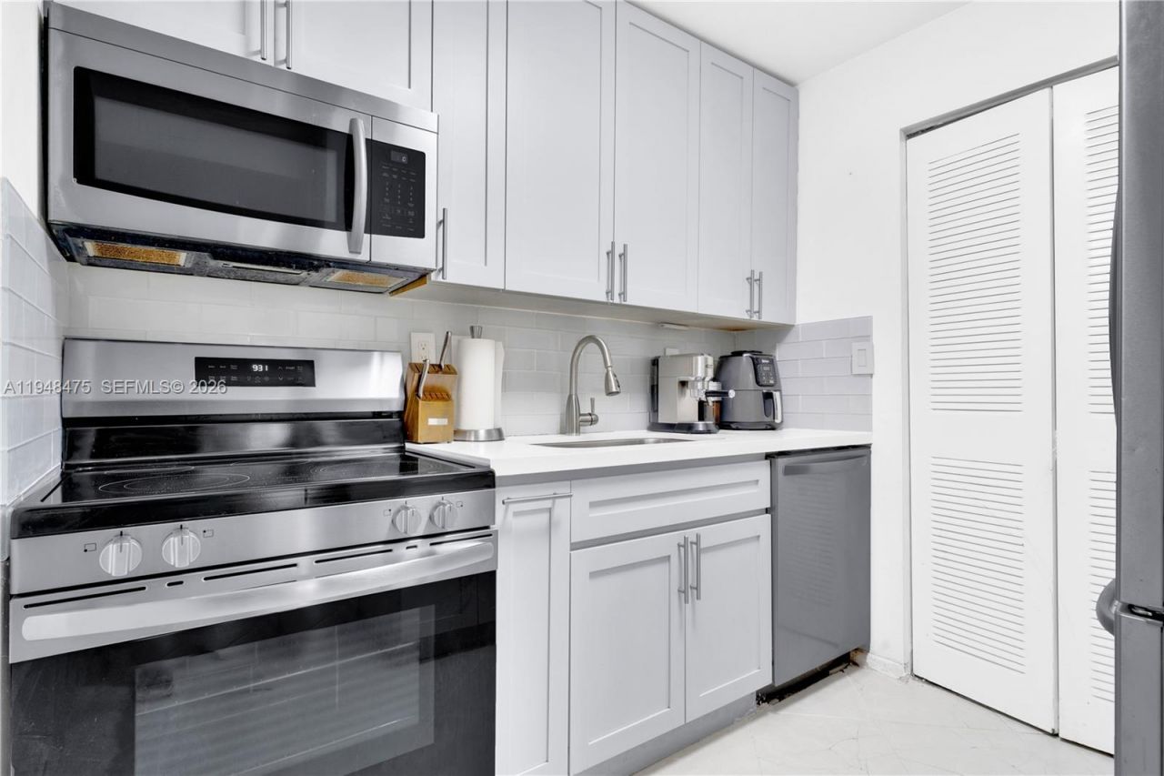 20761 NE 4th Pl, Unit 205, Miami, FL 33179 Photo