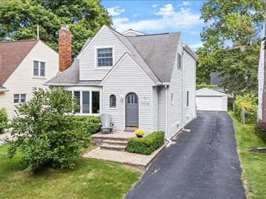 1775 Woodland Avenue, Sylvan Lake, MI 48320