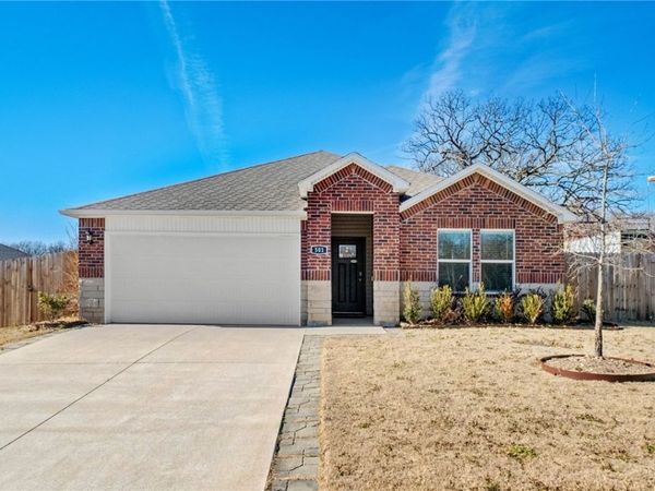 501 S Smith Avenue, Gentry, AR 72734