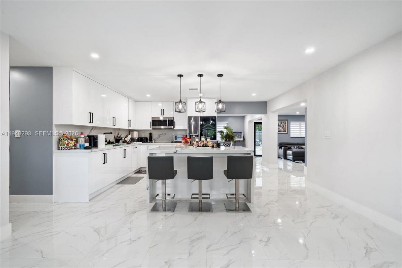 7874 NW 175th St, Hialeah, FL 33015 Photo