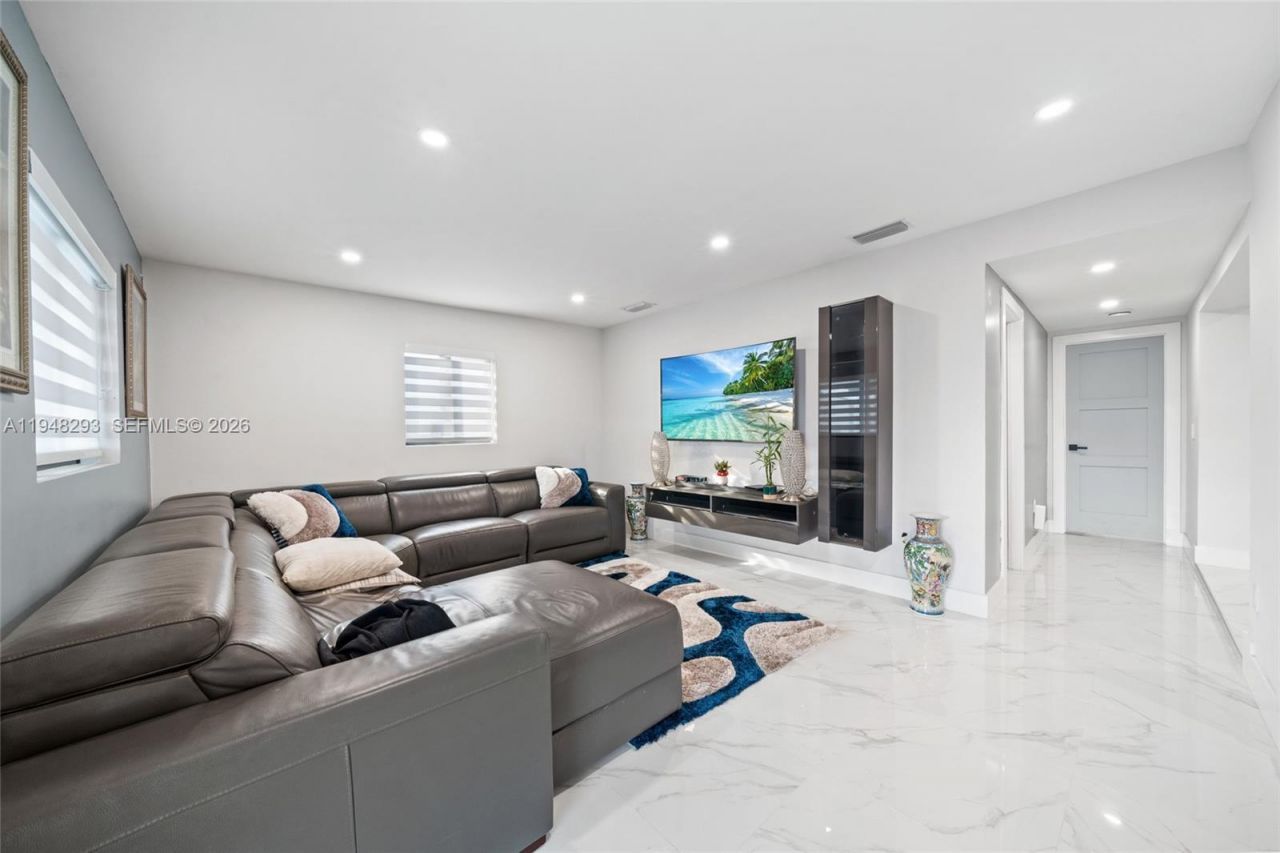 7874 NW 175th St, Hialeah, FL 33015 Photo