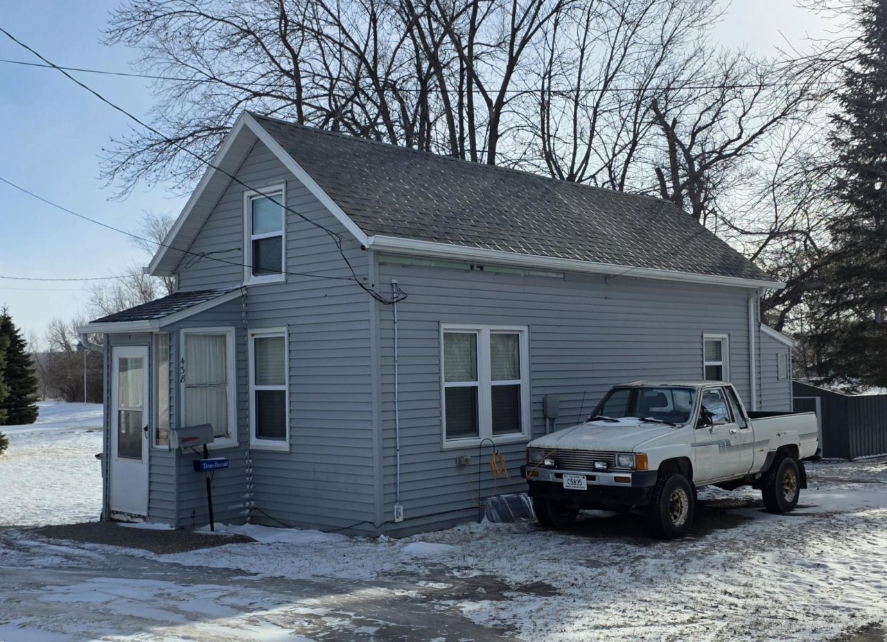438 5th Avenue Nw, Valley City, ND 58072 Main Photo