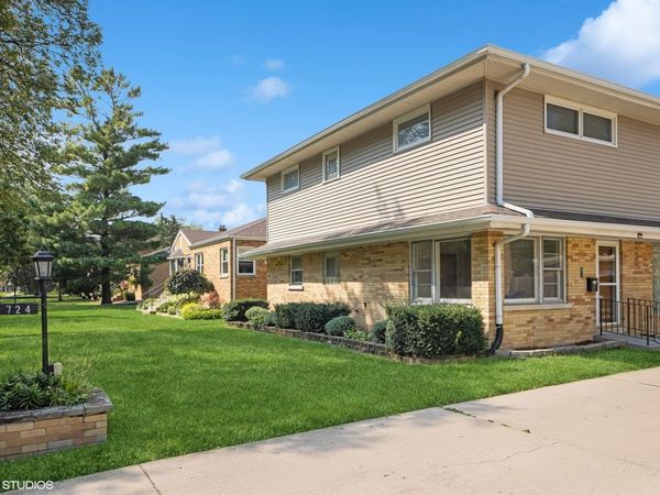 724 Barnsdale Road, Unit A, La Grange Park, IL 60526