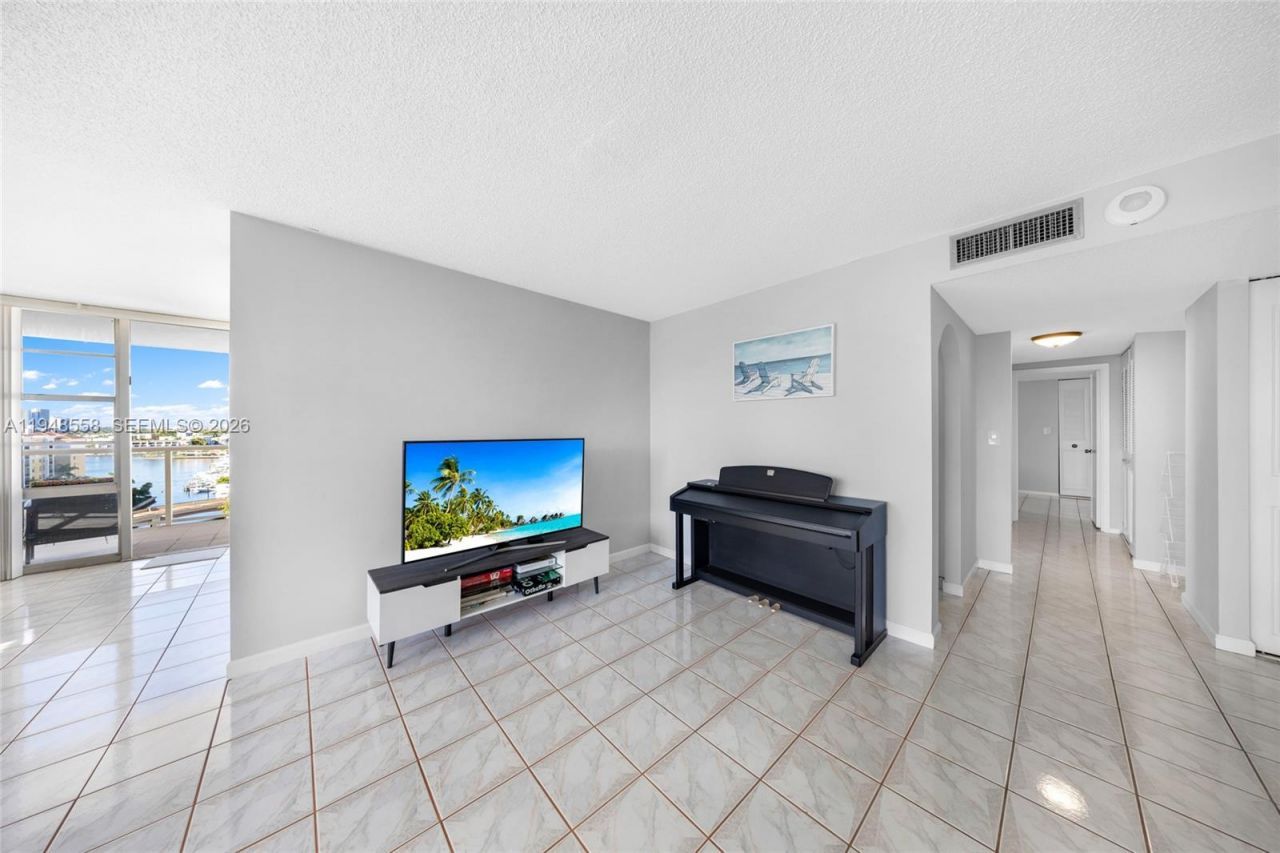 230 174th St, Unit 1218, Sunny Isles Beach, FL 33160 Photo