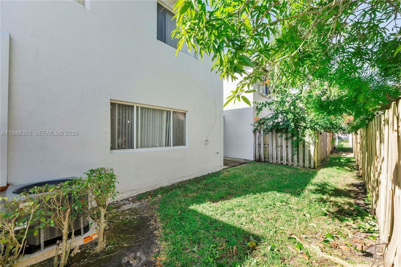 6004 Red Plum Ct, Tamarac, FL 33321 Photo