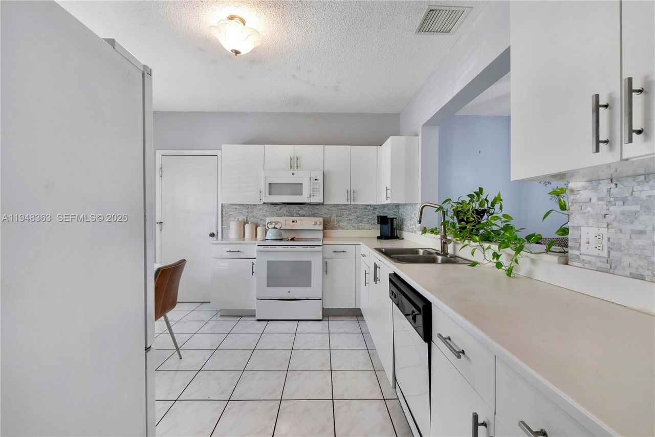 6004 Red Plum Ct, Tamarac, FL 33321 Photo