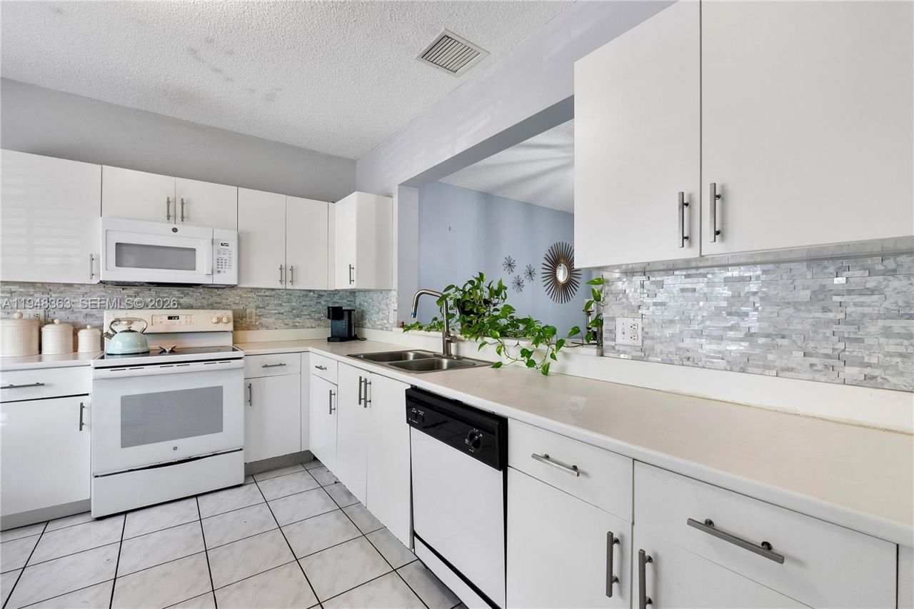 6004 Red Plum Ct, Tamarac, FL 33321 Photo