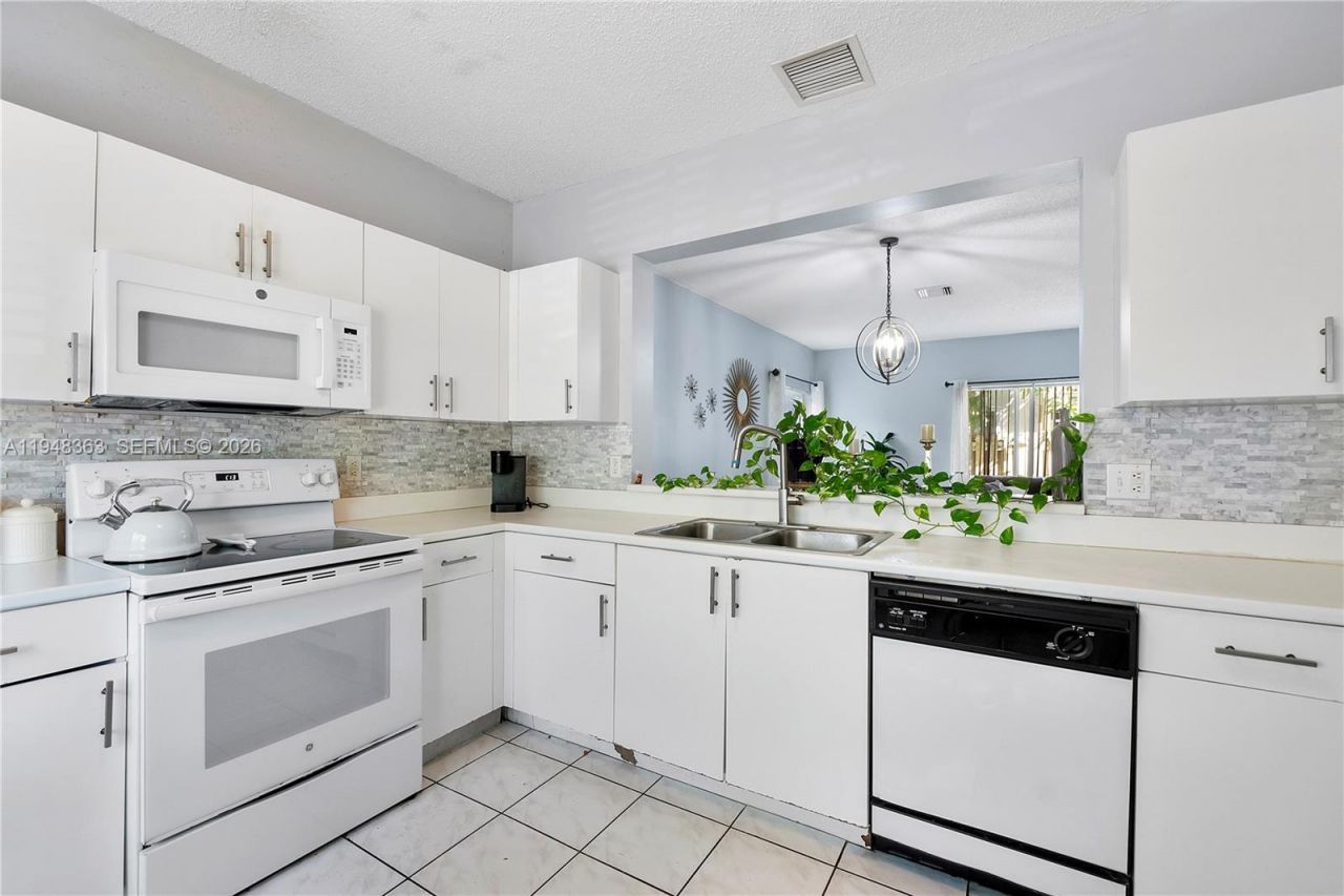 6004 Red Plum Ct, Tamarac, FL 33321 Photo