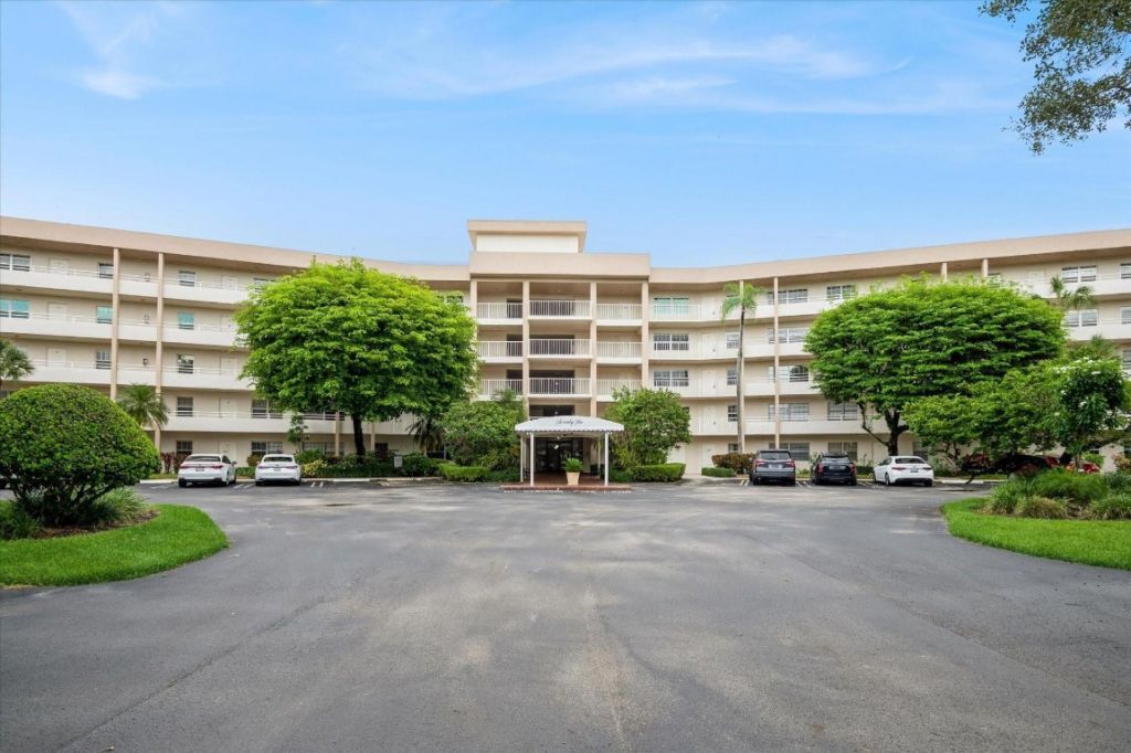 3900 Oaks Clubhouse Drive, Unit 409, Pompano Beach, FL 33069 Photo