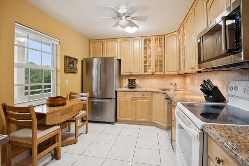 3900 Oaks Clubhouse Drive, Unit 409, Pompano Beach, FL 33069 Photo