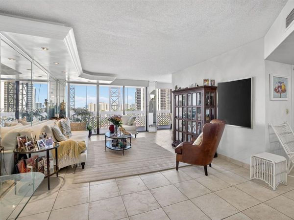 19355 Turnberry Way, Unit 8L, Aventura, FL 33180