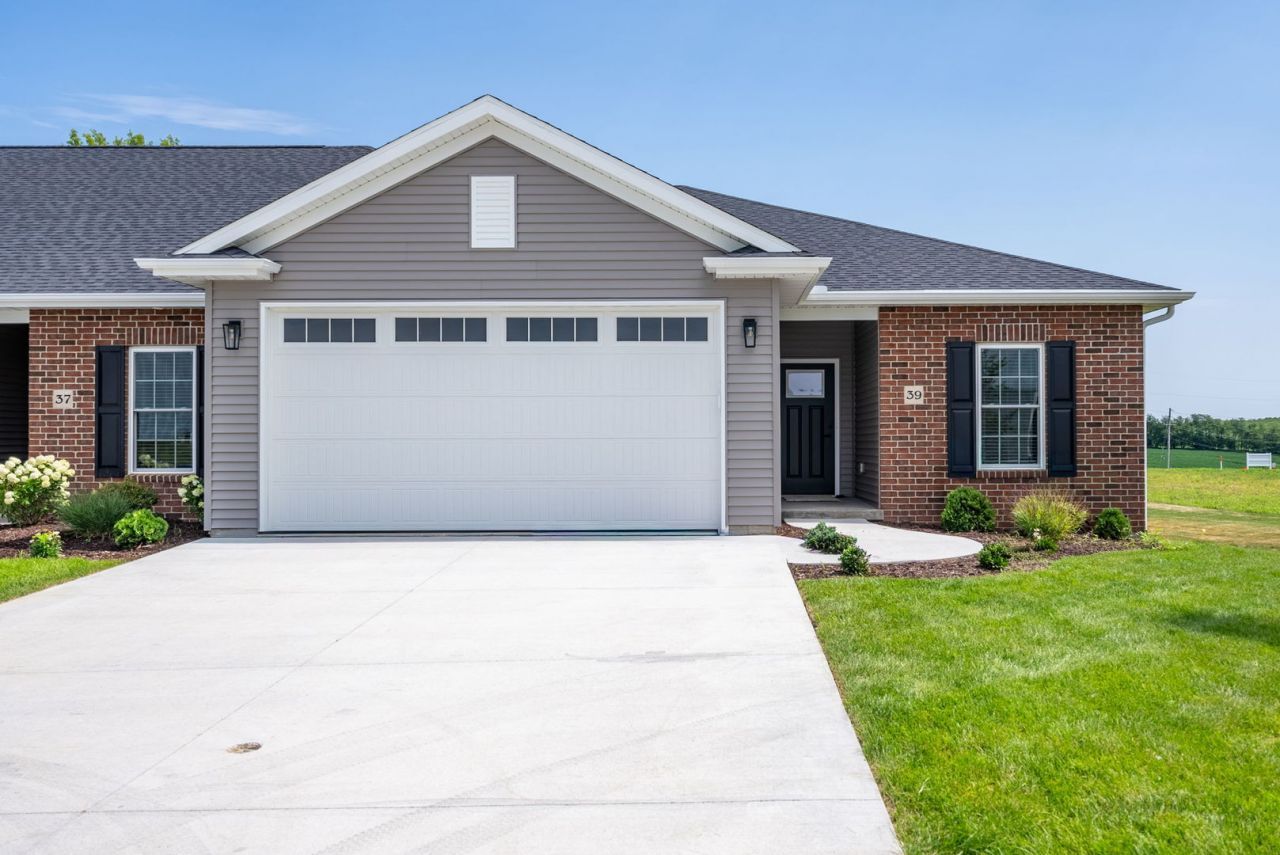 39 Frank Court, Le Claire, IA 52753 Main Photo
