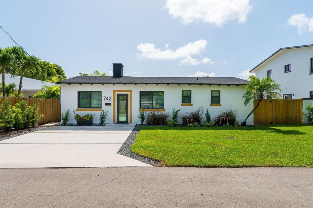 742 NE 17th Ave, Fort Lauderdale, FL 33304 Main Photo