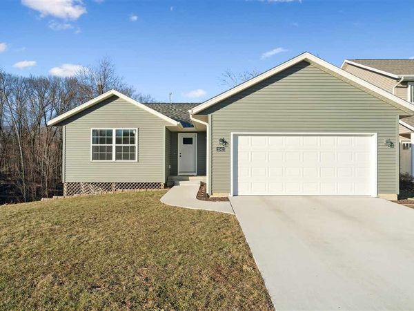 2042 Sugar Creek Dr NW, Cedar Rapids, IA 52405