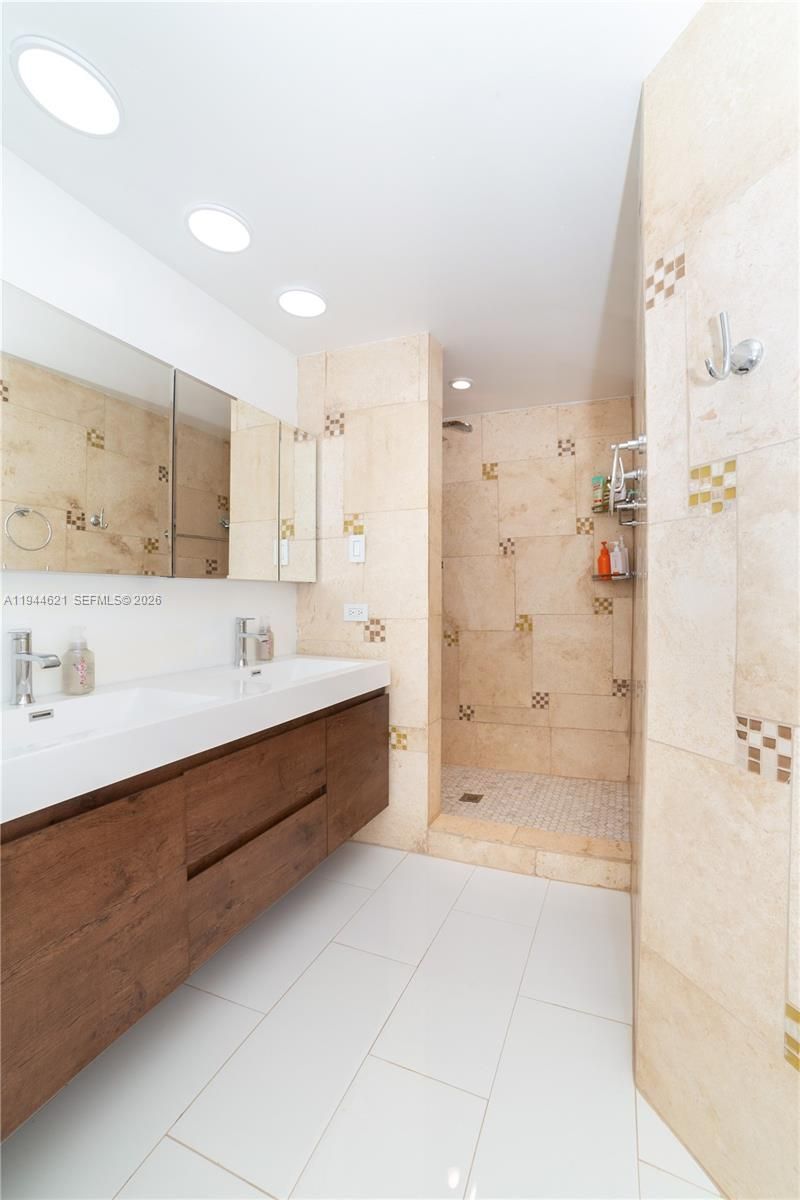 17150 N Bay, Unit 2905, Sunny Isles Beach, FL 33160 Photo