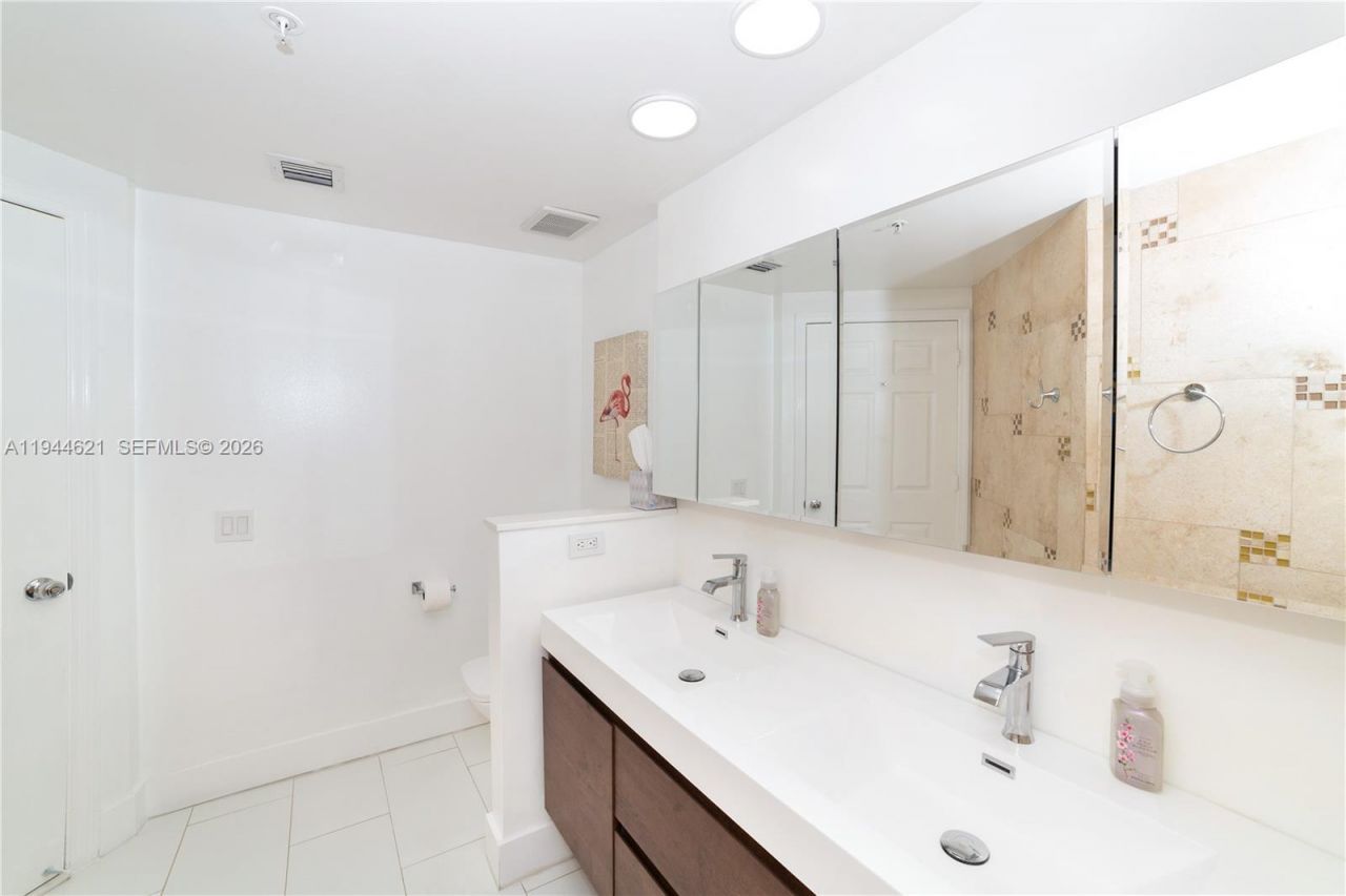 17150 N Bay, Unit 2905, Sunny Isles Beach, FL 33160 Photo